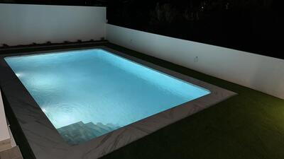 Vista nocturna piscina